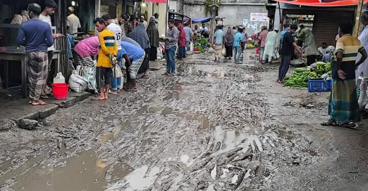 বৃষ্টিতে কাদা আর জলাবদ্ধতা: ভোগান্তিতে মাদারগঞ্জের প্রধান ও কাঁচাবাজারের চলাচল।
