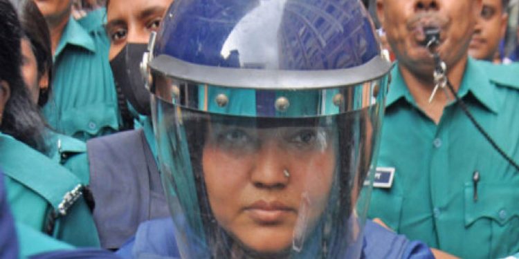 নিয়মিত মামলায় হাজিরা শেষে সাবেক সাংসদ মমতাজকে রিমান্ডে প্রেরণ।