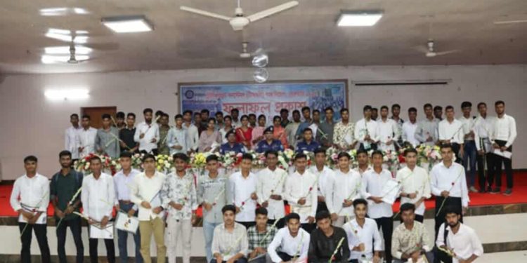 টাঙ্গাইলে ১২০ টাকায় পুলিশে চাকরি, দপ্তরির মেয়ে দেখছেন দেশ গড়ার স্বপ্ন।