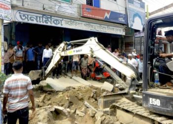 শেরপুরে পৌরসভার ভূমি উদ্ধার অভিযান, উচ্ছেদ ১০ অবৈধ স্থাপনা।