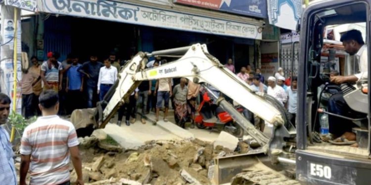 শেরপুরে পৌরসভার ভূমি উদ্ধার অভিযান, উচ্ছেদ ১০ অবৈধ স্থাপনা।
