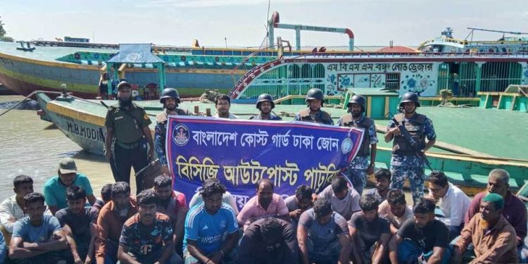 মানিকগঞ্জে অবৈধ বালু উত্তোলনের দায়ে আটকঃ ২৪