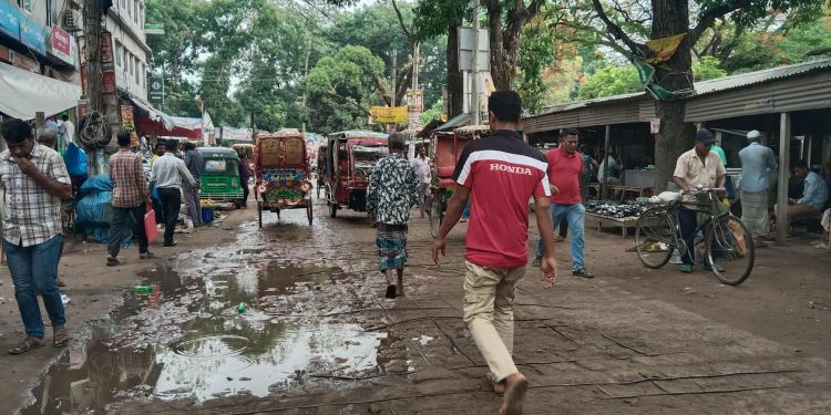 টাঙ্গাইল পৌরসভার রাস্তাঘাটের বেহাল দশা,জনদুর্ভোগ চরমে।
