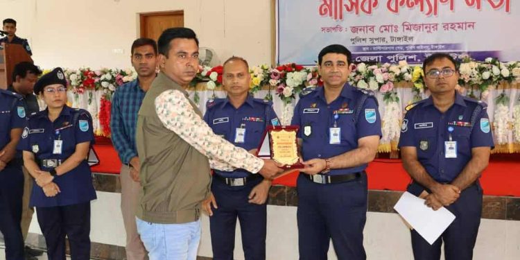 মার্চের ভালো কাজের স্বীকৃতিস্বরূপ পুরস্কার পেলেন পুলিশ উপ- পরিদর্শক মোঃনুরুজ্জামান।
