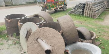 মাদারগঞ্জে মেসার্স রিমন টেডার্স এর সিমেন্টের তৈরি মালামাল ভাংচুর, থানায় অভিযোগ।