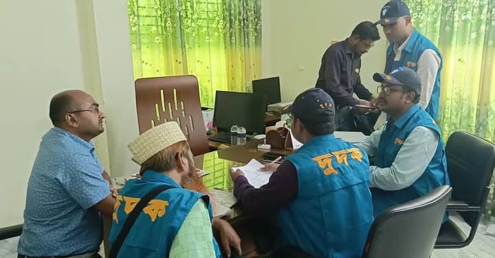 বাগেরহাট বিআরটিএ অফিসে দুদকের অভিযান।