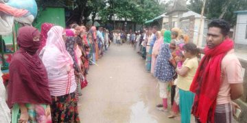 জামালপুরের মাদারগঞ্জে বসতভিটা দখল ও মালামাল লুটের প্রতিবাদে মানববন্ধন।