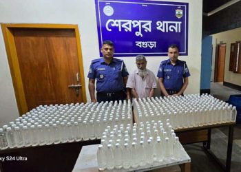 বগুড়ার শেরপুরে বিপুল পরিমাণ চোলাই মদসহ মাদক ব্যবসায়ী গ্রেপ্তার, সিএনজি জব্দ।