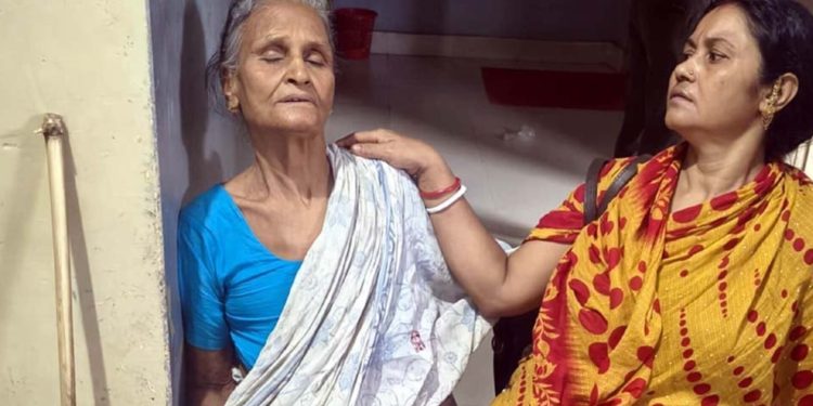 বগুড়ার শেরপুরে ভরণপোষণের খরচ চাওয়ায় বৃদ্ধ মা’কে পেটালেন ছেলে ও তার স্ত্রী।