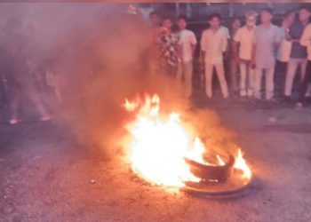 খুলনায় সদর দপ্তর ঘেরাও।