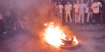 খুলনায় সদর দপ্তর ঘেরাও।