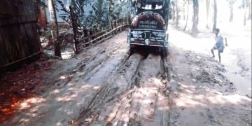 উন্নয়ন থেকে বঞ্চিত রৌমারীর সীমান্ত ঘেষা ১১ গ্রামের মানুষ, এঁরা যেন ভিন্ন জগতের অধিবাসী।