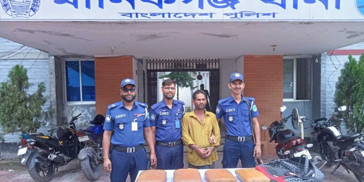 মানিকগঞ্জে ১০ কেজি গাঁজাসহ মাদক কারবারি গ্রেফতার।