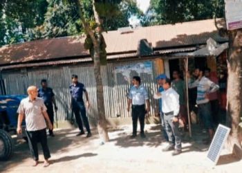 রৌমারীতে প্রশাসনের অভিযানে অবৈধযান ট্রাক্টর গাড়ি আটক।