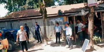 রৌমারীতে প্রশাসনের অভিযানে অবৈধযান ট্রাক্টর গাড়ি আটক।