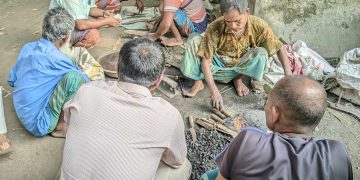 শেষসময় এ পশু কোরবানির সরঞ্জাম তৈরিতে ব্যস্ত ভূঞাপুরে কামাররা।