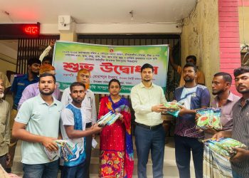 বেড়ায় কৃষকদের মাঝে বিনামূল্যে রোপা ধান ও পেয়াজ বীজ বিতরণ।