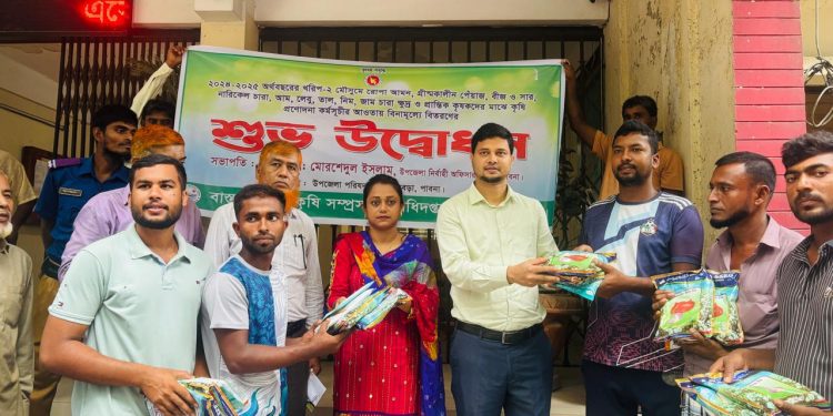বেড়ায় কৃষকদের মাঝে বিনামূল্যে রোপা ধান ও পেয়াজ বীজ বিতরণ।