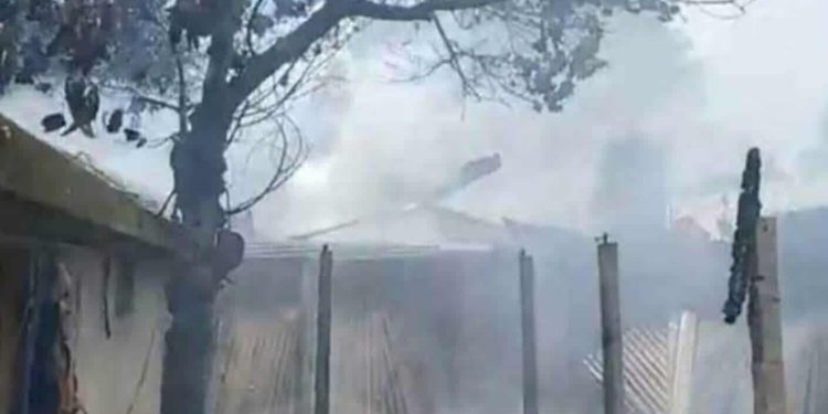 টাঙ্গাইলে যৌনপল্লীতে ভয়াবহ আগুন, পুড়ে গেছে ১২টি ঘর।