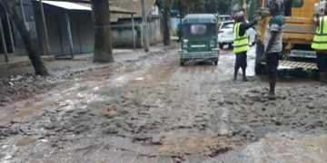 টাঙ্গাইলে জেলা প্রশাসকের হস্তক্ষেপে গতি ফেরে রাস্তার যান চলাচলে।