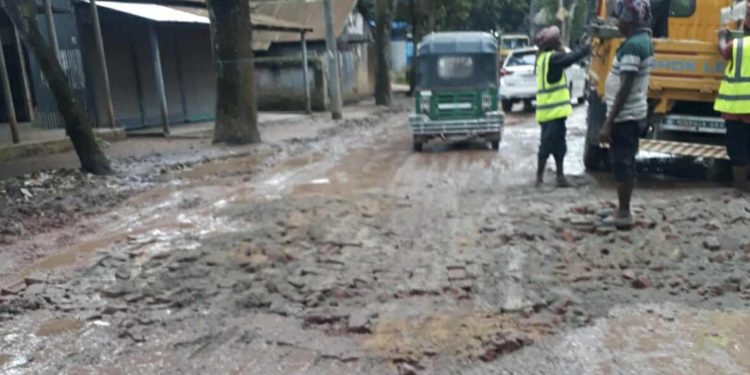 টাঙ্গাইলে জেলা প্রশাসকের হস্তক্ষেপে গতি ফেরে রাস্তার যান চলাচলে।