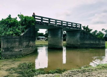 রৌমারীতে দশ বছর পূর্বে ব্রীজ নির্মান হয়েও জনগণের কোন কাজে আসেনি। 