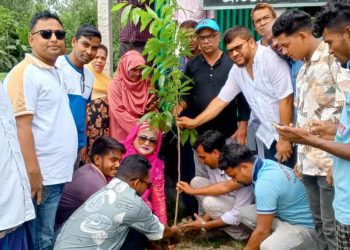 পরিবেশের ভারসাম্য রক্ষায় টাঙ্গাইলে বিভিন্ন স্কুল কলেজ ও শিক্ষা প্রতিষ্ঠানে বিনামূল্যে গাছের চারা বিতরণ।