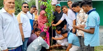 পরিবেশের ভারসাম্য রক্ষায় টাঙ্গাইলে বিভিন্ন স্কুল কলেজ ও শিক্ষা প্রতিষ্ঠানে বিনামূল্যে গাছের চারা বিতরণ।