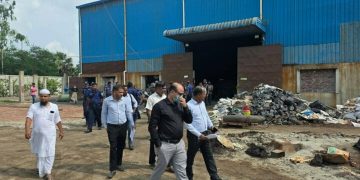 বেড়ায় ভ্রাম্যমান আদালতের অভিযানে ব্যাটারি কারখানায় ২ লাখ টাকা অর্থদণ্ড।