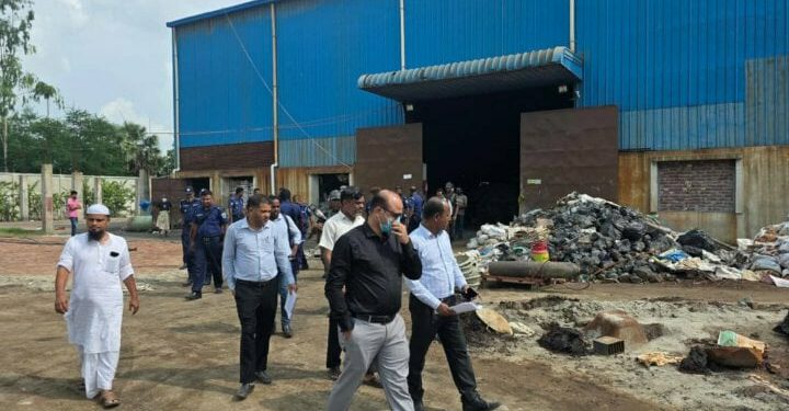 বেড়ায় ভ্রাম্যমান আদালতের অভিযানে ব্যাটারি কারখানায় ২ লাখ টাকা অর্থদণ্ড।