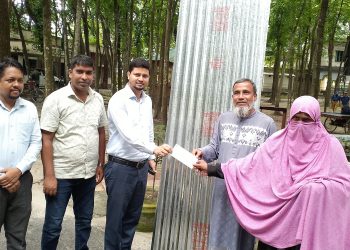 বেড়ায় দুস্থ অসহায় ও অগ্নিকাণ্ডে ক্ষতিগ্রস্ত পরিবারের মাঝে আর্থিক সহায়তা ও ঢেউ টিন বিতরণ।