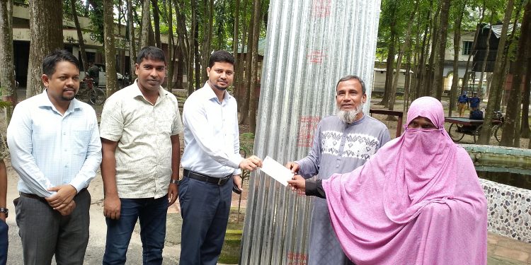 বেড়ায় দুস্থ অসহায় ও অগ্নিকাণ্ডে ক্ষতিগ্রস্ত পরিবারের মাঝে আর্থিক সহায়তা ও ঢেউ টিন বিতরণ।