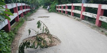 দেলদুয়ারের আরমোষ্টা খালের উপর ঝুঁকিপূর্ণ ব্রিজ যেন মরন ফাঁদ।