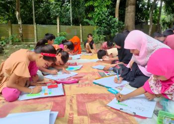 টাঙ্গাইলে শিশুদের সৃজনশীলতায় মাতলো বাতিঘর পাঠাগার।