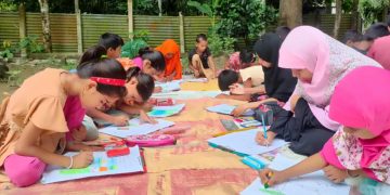 টাঙ্গাইলে শিশুদের সৃজনশীলতায় মাতলো বাতিঘর পাঠাগার।