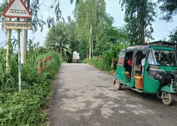 টাঙ্গাইলে অরক্ষিত রেলগেটগুলোতে গেটম্যান না থাকায় স্থানীয় বাসিন্দারা আতঙ্কিত।