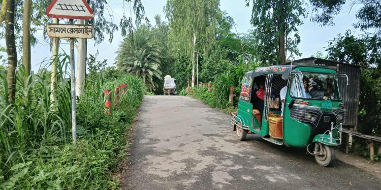 টাঙ্গাইলে অরক্ষিত রেলগেটগুলোতে গেটম্যান না থাকায় স্থানীয় বাসিন্দারা আতঙ্কিত।