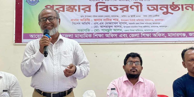 জামালপুরের মাদারগঞ্জে পারফরম্যান্স বেজড গ্র্যান্টস ফর সেকেন্ডারি ইন্সটিটিউশনস স্কিম আওতায় পুরুস্কার বিতরণ।