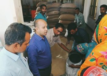 চরশৌলমারীতে নদী ভাঙ্গন কবলিত মানুষের মাঝে জিআর এ-র চাল বিতরণ।