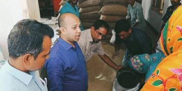 চরশৌলমারীতে নদী ভাঙ্গন কবলিত মানুষের মাঝে জিআর এ-র চাল বিতরণ।