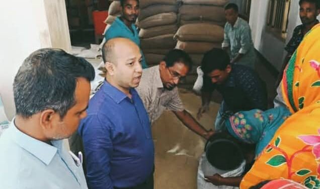 চরশৌলমারীতে নদী ভাঙ্গন কবলিত মানুষের মাঝে জিআর এ-র চাল বিতরণ।