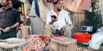 রৌমারীতে নষ্ট মাংস বিক্রির দায়ে ভ্রাম্যমান আদালতের মাধ্যমে জরিমানা।