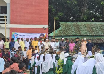 টাঙ্গাইলে কোমলমতি শিক্ষার্থীদের মাঝে গাছের চারা বিতরণ।