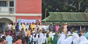 টাঙ্গাইলে কোমলমতি শিক্ষার্থীদের মাঝে গাছের চারা বিতরণ।