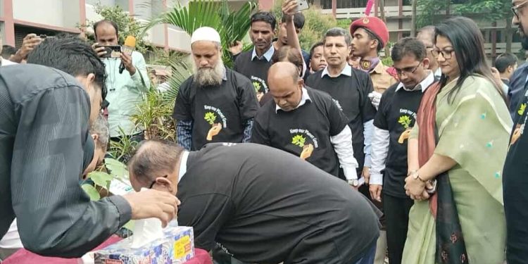 পরিবেশ রক্ষায় সারাদেশে বৃক্ষরোপণ কর্মসূচি চালুর আহ্বান বিভাগীয় কমিশনারের।