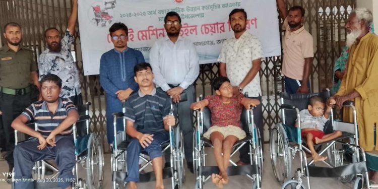জামালপুরের মাদারগঞ্জে অসচ্ছল ও প্রতিবন্ধীদের মাঝে সেলাই মেশিন ও হুইল চেয়ার বিতরণ।