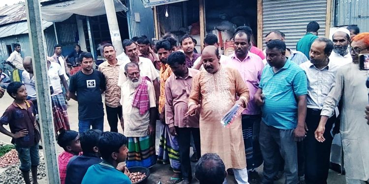 কুড়িগ্রামের রৌমারীতে তারেক রহমানের ৩১ দফার লিফলেট বিতরণ। 