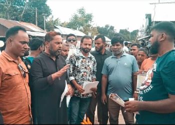 বিএনপির ৩১ দফা লিফলেট বিতরণ।