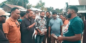 বিএনপির ৩১ দফা লিফলেট বিতরণ।