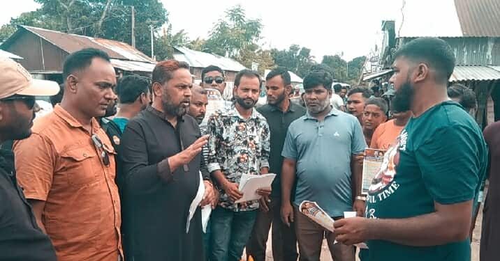 বিএনপির ৩১ দফা লিফলেট বিতরণ।